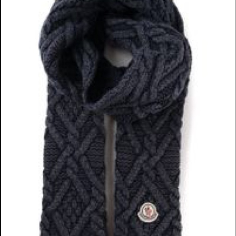 SOLD ❌Moncler virgin wool cable knit scarf